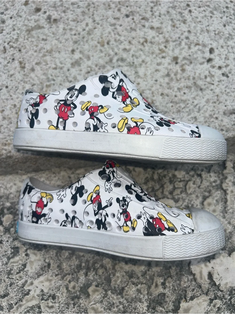 Disney x Native Jefferson slip-on shoes kid baby size 7 Mickey Mouse print white